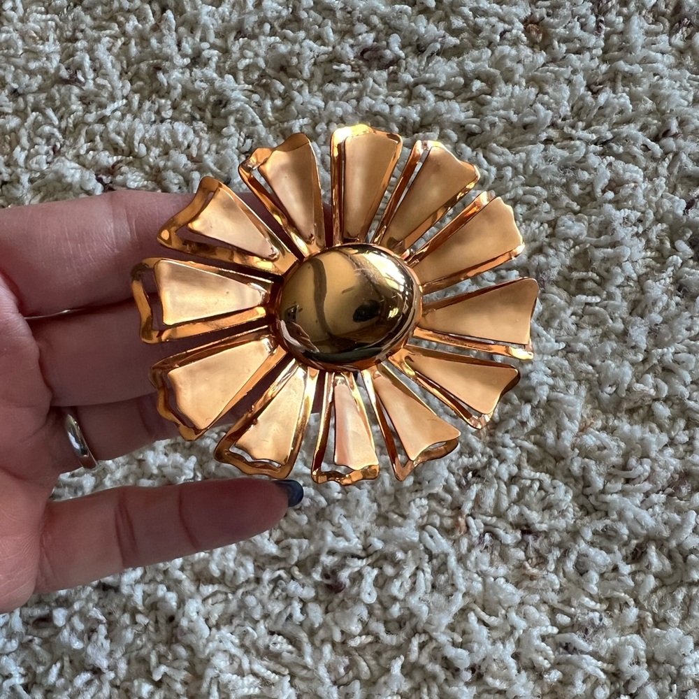 EUC vintage flower pin